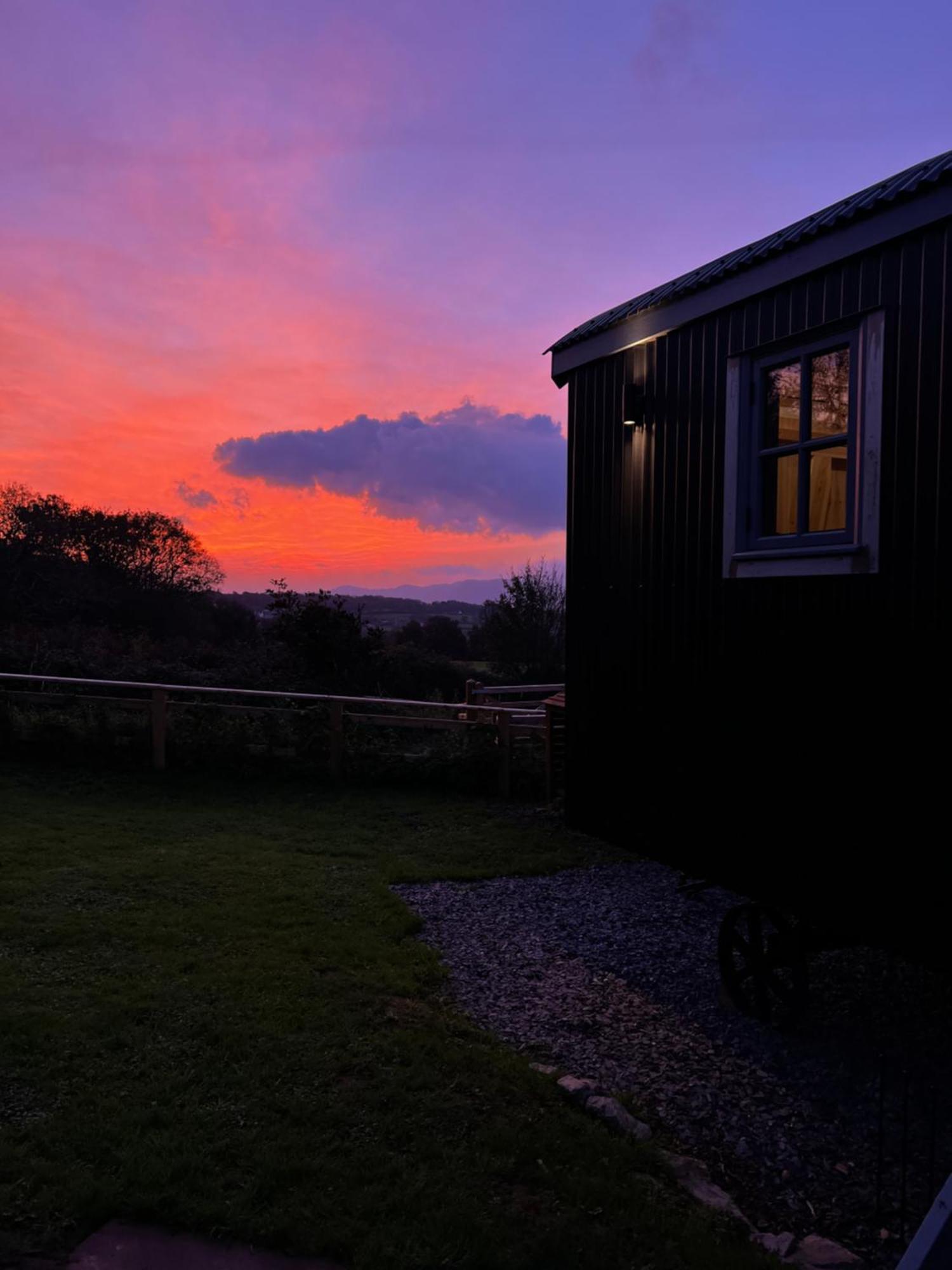 Llangoed Mountain View Shepherd'S Hut For 2 Adults, 1 Dog 빌라 외부 사진